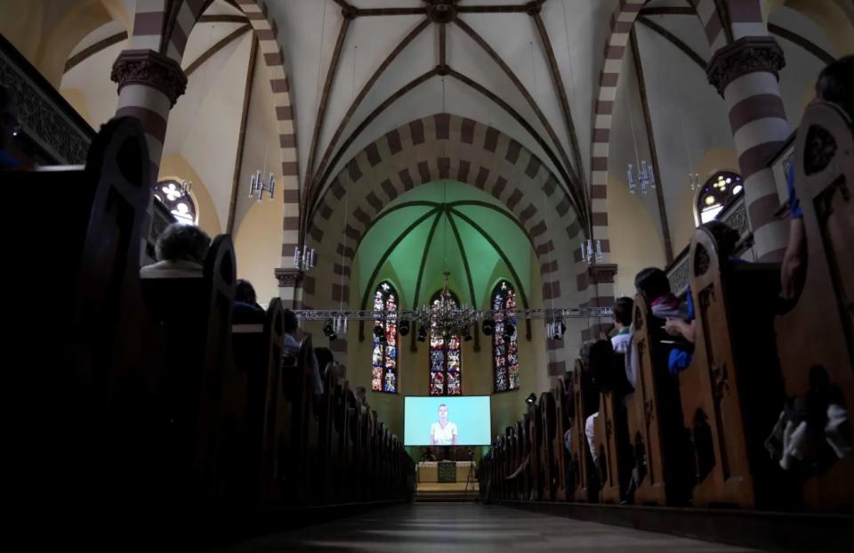 Εκατοντάδες Γερμανοί προτεστάντες σε εκκλησία στην πόλη Φιρτ της Βαυαρίας παρακολουθούν κήρυγμα που έγινε εξ ολοκλήρου με τη χρήση τεχνητής νοημοσύνης (Πηγή φωτογραφίας: AP/Matthias Schrader)