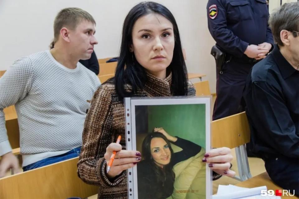 Η αδελφή της 27χρονης Τατιάνα Μελέχινα στο δικαστήριο.