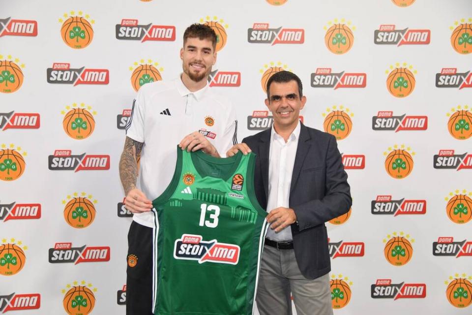  Χουάντσο Ερνανγκόμεθ, παίκτης Παναθηναϊκού, και Φώτης Ζησιμόπουλος, Chief Product Officer του ΟΠΑΠ