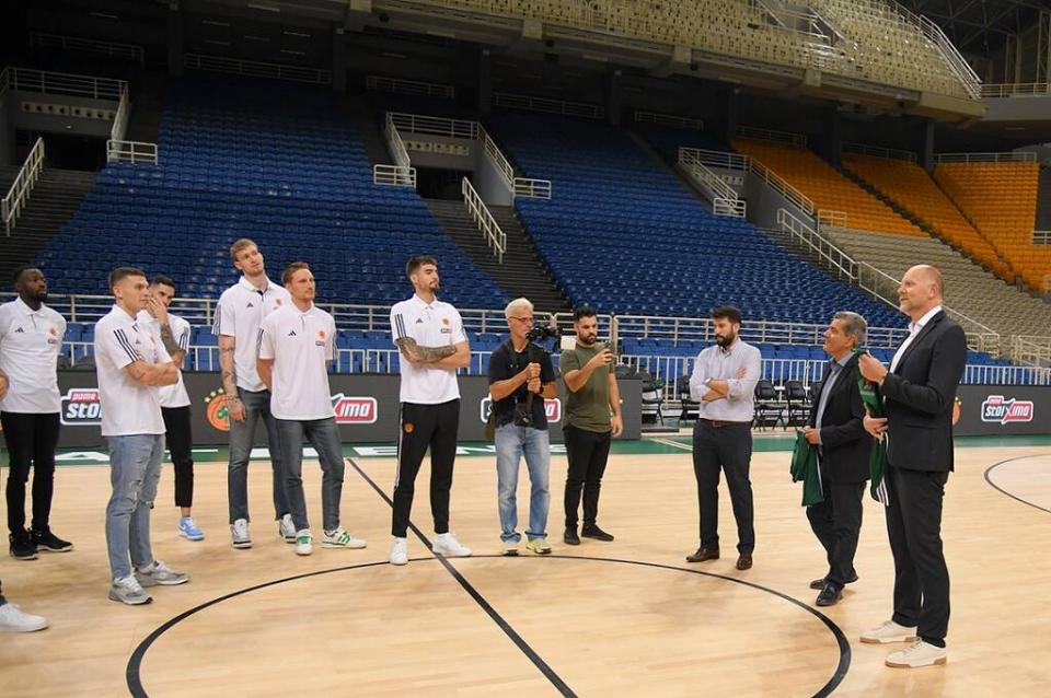 Γιαν Κάρας και Οδυσσέας Χριστοφόρου μιλάνε στους παίκτες του Παναθηναϊκού