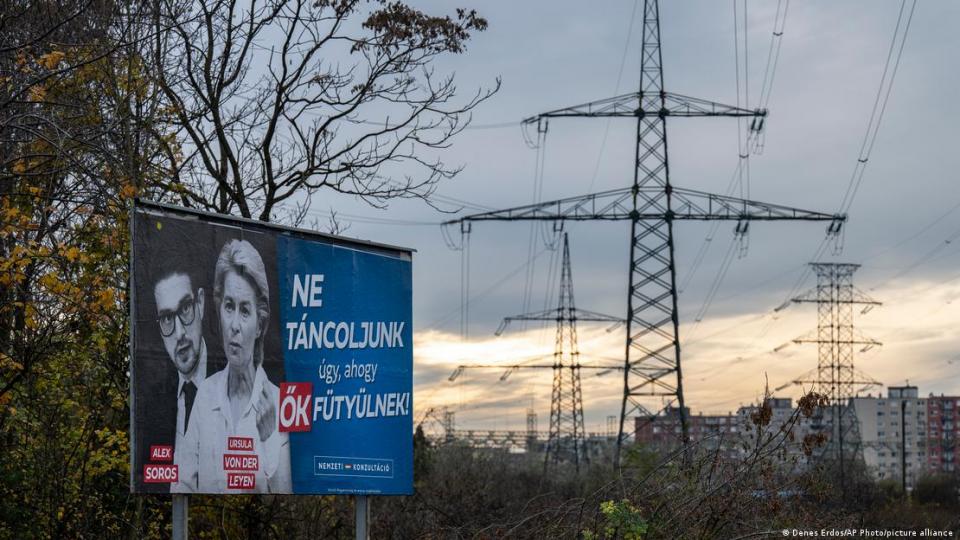 Πανό στην Ουγγαρία με την Ούρσουλα φον ντερ Λάιεν και τον Άλεξ Σόρος που αναγράφει στα ουγγρικά "Δεν θα χορέψουμε στον ρυθμό τους". Denes Erdos/AP Photo