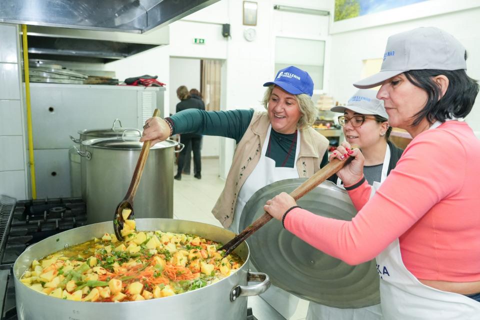  Παρασκευή φαγητού από εθελόντριες εργαζόμενες του Ομίλου, για το κοινωνικό συσσίτιο του Ιερού Ναού Αγίου Αθανασίου στον Εύοσμο Θεσσαλονίκης 