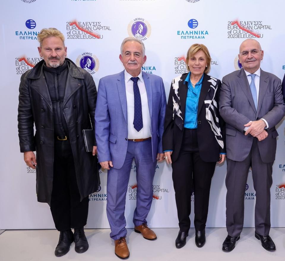 (Από αριστερά) O Καλλιτεχνικός Διευθυντής της «2023 Ελευσίς» Πολιτιστική Πρωτεύουσα της Ευρώπης κ. Μιχαήλ Μαρμαρινός, ο Δήμαρχος Ελευσίνας κ. Νικος Βιλλιώτης, η Διευθύνουσα Σύμβουλος της «2023 Ελευσίς» Πολιτιστική Πρωτεύουσα της Ευρώπης κα Νανά Σπυροπούλου και, δεξιά, ο Αναπληρωτής Διευθύνων Σύμβουλος της ΕΛΛΗΝΙΚΑ ΠΕΤΡΕΛΑΙΑ κ. Κωνσταντίνος Πανάς