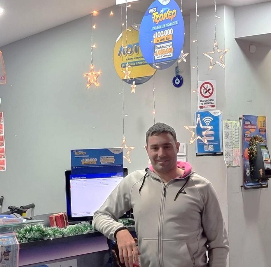 Σταύρος Αθανασόπουλος, ιδιοκτήτης τυχερού καταστήματος ΟΠΑΠ στη Βουλιαγμένη