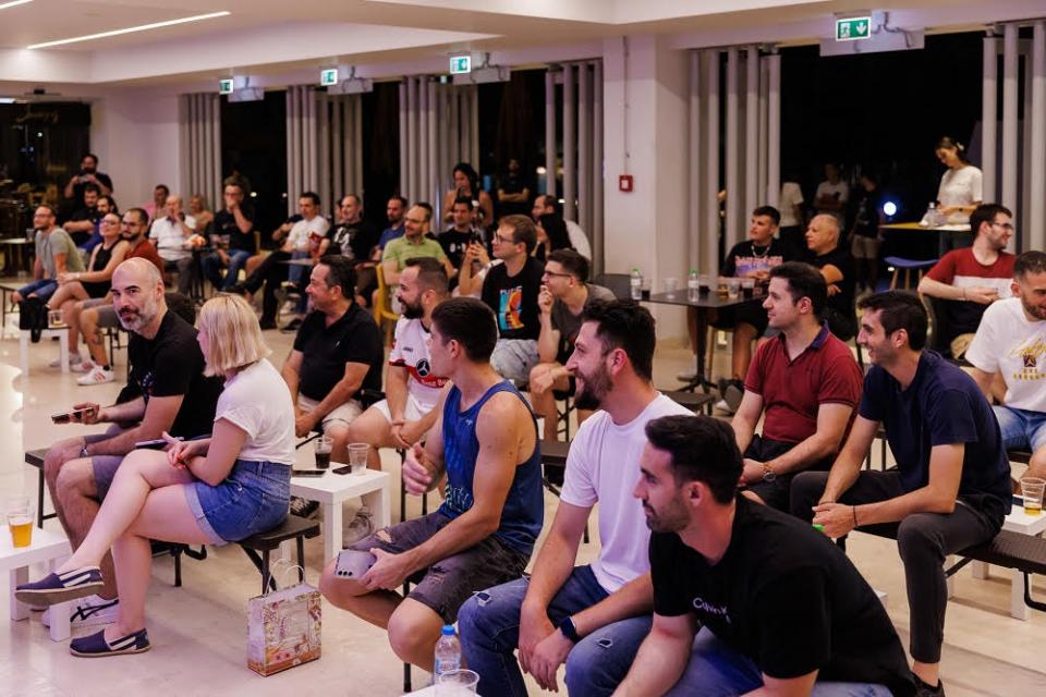 Πλήθος κόσμου βρέθηκε στο κατάστημα ΟΠΑΠ της OPAP Arena για να παρακολουθήσει την πρεμιέρα του Ευρωπαϊκού