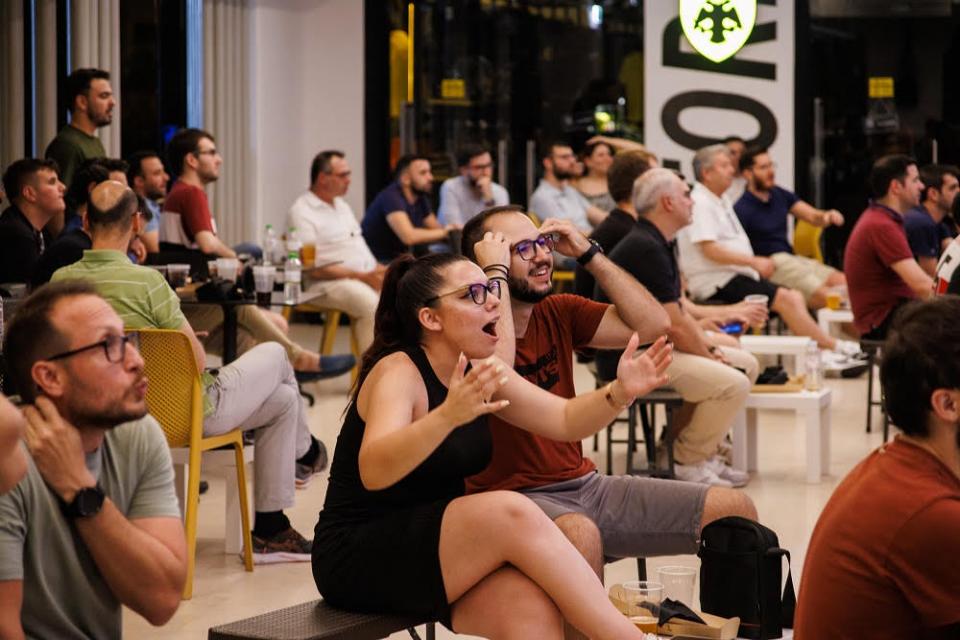 Πλήθος κόσμου βρέθηκε στο κατάστημα ΟΠΑΠ της OPAP Arena για να παρακολουθήσει την πρεμιέρα του Ευρωπαϊκού