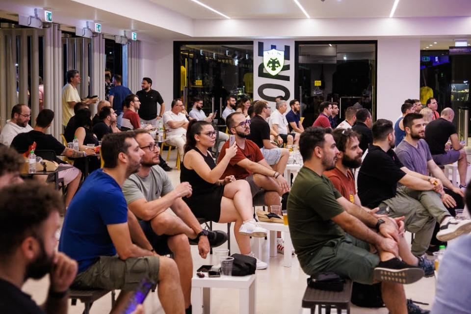 Πλήθος κόσμου βρέθηκε στο κατάστημα ΟΠΑΠ της OPAP Arena για να παρακολουθήσει την πρεμιέρα του Ευρωπαϊκού