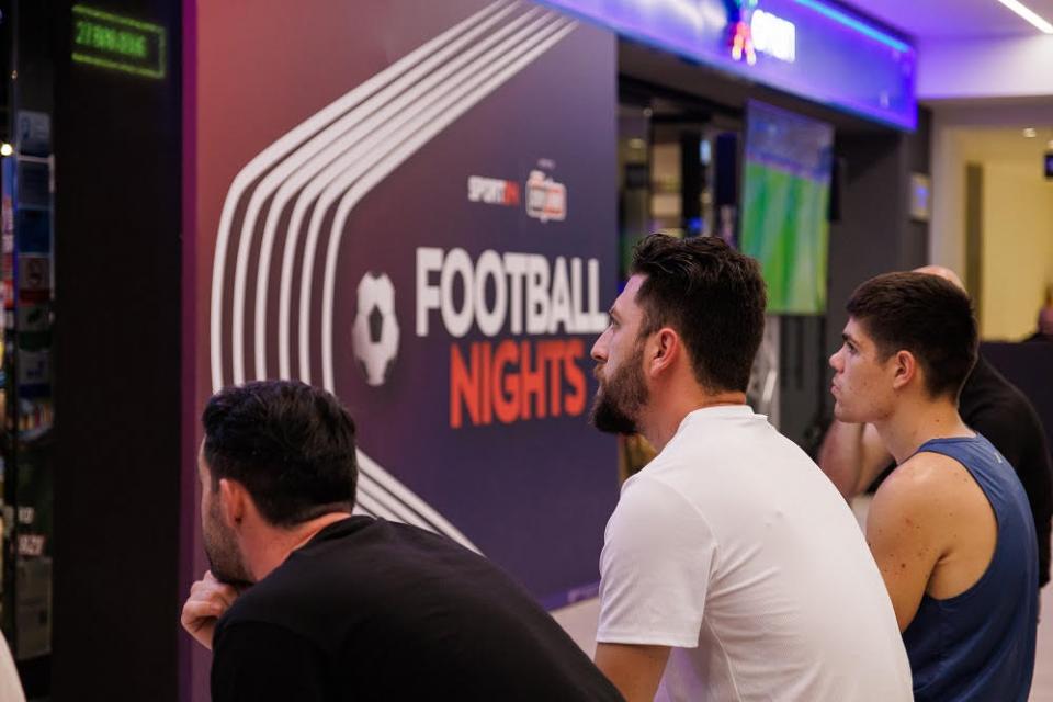Πλήθος κόσμου βρέθηκε στο κατάστημα ΟΠΑΠ της OPAP Arena για να παρακολουθήσει την πρεμιέρα του Ευρωπαϊκού