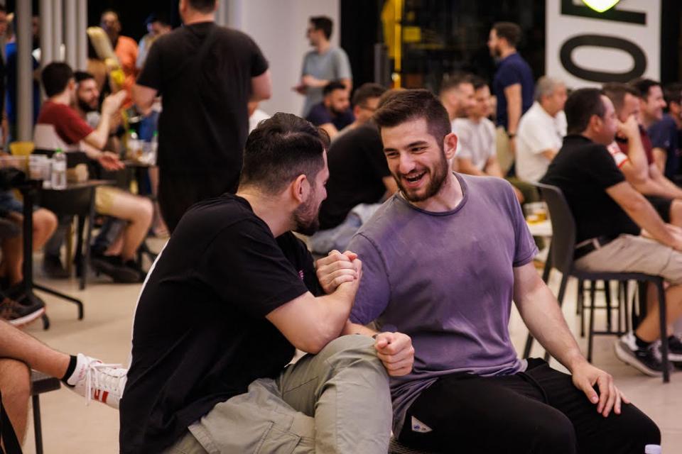 Πλήθος κόσμου βρέθηκε στο κατάστημα ΟΠΑΠ της OPAP Arena για να παρακολουθήσει την πρεμιέρα του Ευρωπαϊκού
