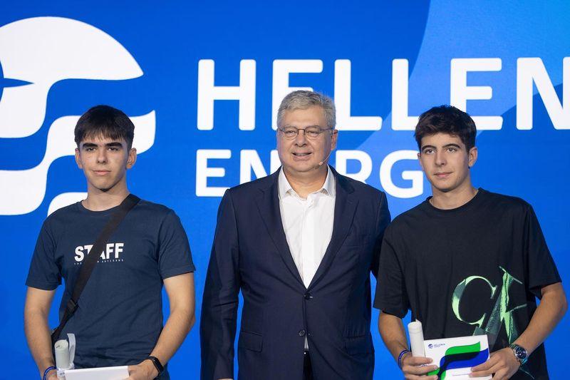 Ο Διευθύνων Σύμβουλος της HELLENiQ ENERGY κ. Ανδρέας Σιάμισιης βραβεύει αριστούχους απόφοιτους Λυκείων της Λάρισας.