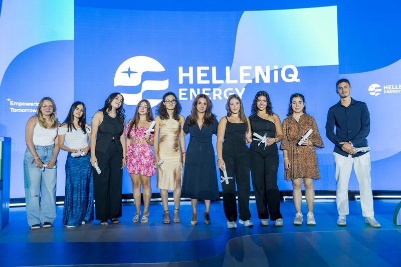 Η Διευθύντρια Εταιρικής Ευθύνης της HELLENiQ ENERGY κα Γεωργία Λασανιάνου, σε στιγμιότυπο από την τελετή βράβευσης αριστούχων της Δυτικής Θεσσαλονίκης.