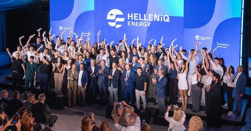 Ομαδική φωτογραφία από την βράβευση Αριστούχων Γενικών και Επαγγελματικών Λυκείων των Δήμων του Θριάσιου Πεδίου.