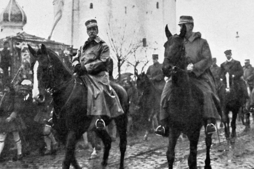 Ο Γεώργιος Α’ εισέρχεται στην Θεσσαλονίκη στις 29 Οκτωβρίου 1912. Δίπλα του, ο τότε διάδοχος Κωνσταντίνος.