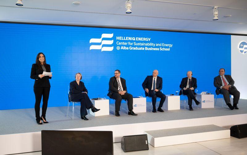 Η δημοσιογράφος και παρουσιάστρια της εκδήλωσης κα Δώρα Αναγνωστοπούλου και οι συμμετέχοντες στη συζήτηση για τις «Προκλήσεις της Ενεργειακής Μετάβασης». Από αριστερά, η κα Τατιάνα Μίτροβα, Ερευνήτρια στο Center on Global Energy Policy του Πανεπιστημίου Columbia, δίπλα της ο ειδικός σύμβουλος του Πρωθυπουργού σε θέματα ενέργειας κ. Νίκος Τσάφος, ο καθηγητής και Διευθυντής του Κέντρου Αριστείας κ. Κώστας Ανδριοσόπουλος, ο Καθηγητής του London Business School Δρ. DerekBunn και ο κ. Γιάννoς Κοντόπουλος, Διευθύνων Σύμβουλος του Ομίλου Χρηματιστηρίων Αθηνών.