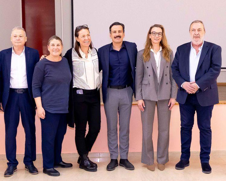 Ο Δημοσθένης Κατσής, Δήμαρχος Σοφάδων, η Ελένη - Μαρία Ξυνοπούλου, Διευθύντρια Δευτεροβάθμιας Εκπαίδευσης Καρδίτσας, και ο Θάνος Κιούσης, παρέα με μαθητές και μαθήτριες του 1ου ΕΠΑΛ Σοφάδων
