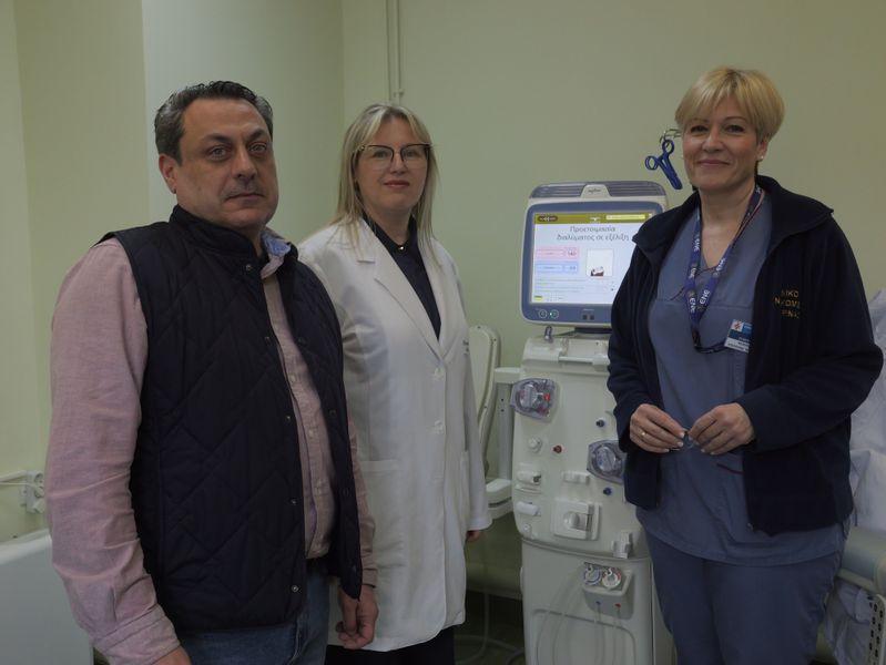  Ο συνεργάτης δικτύου ΟΠΑΠ Στυλιανός Αμανατίδης με το προσωπικό του νοσοκομείου 