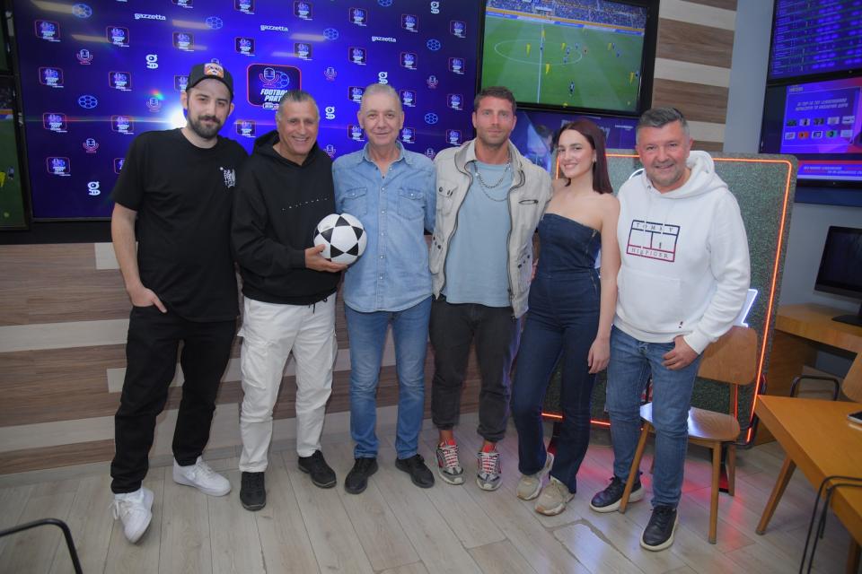  Ο&nbsp;δημοσιογράφος&nbsp;του&nbsp;gazzetta.gr&nbsp;Νίκος&nbsp;Ράπτης,&nbsp;με&nbsp;το&nbsp;Νίκο&nbsp;Βαμβακούλα,&nbsp;&nbsp;τον&nbsp;Γεράσιμο&nbsp;Κουλούρη,&nbsp;συνιδιοκτήτη&nbsp;του&nbsp;καταστήματος&nbsp;ΟΠΑΠ,&nbsp;τον&nbsp;Γιώργο&nbsp;Μανίκα,&nbsp;τη&nbsp;δημοσιογράφο&nbsp;Μάρθα&nbsp;Χωριανοπούλου&nbsp;και&nbsp;τον&nbsp;Δημήτρη&nbsp;Μάρκο 