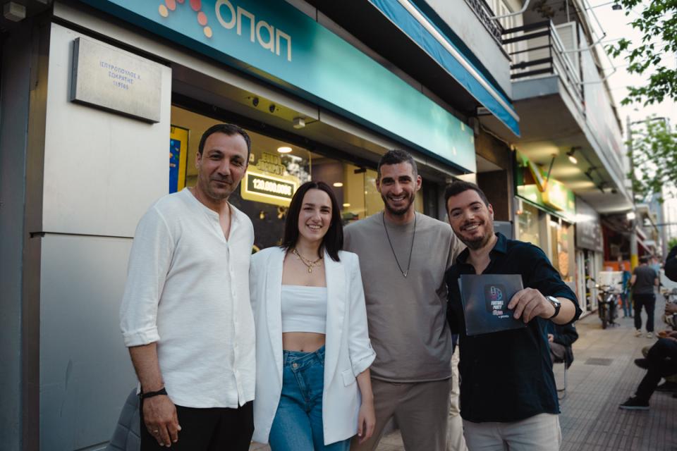 Αντώνης Πετρόπουλος και Γιώργος Αλεξόπουλος, με τους δημοσιογράφους του gazzetta, Μάρθα Χωριανοπούλου και Γιάννη Μπαϊρκατάρη