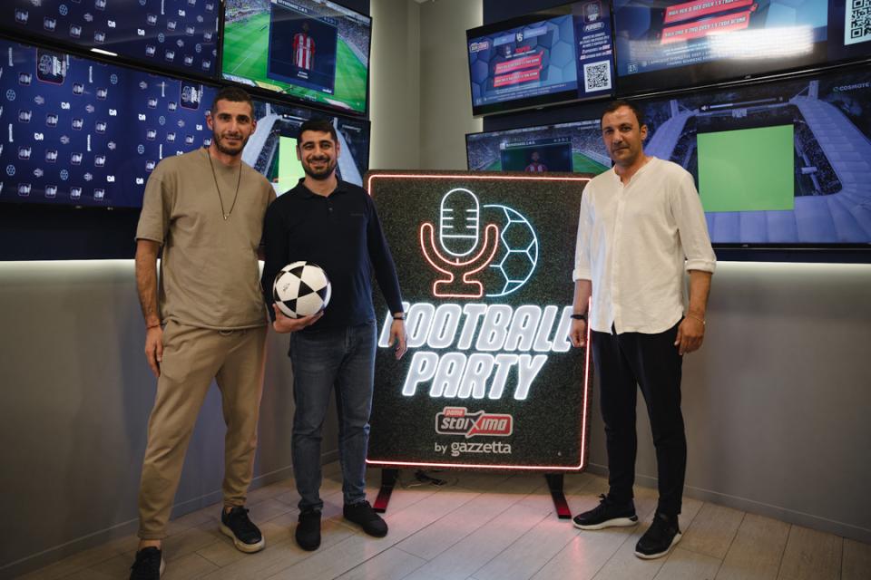  Οι Αντώνης Πετρόπουλος και Γιώργος Αλεξόπουλος με τον ιδιοκτήτη του καταστήματος ΟΠΑΠ, Σωκράτη Ισπυρόπουλο 