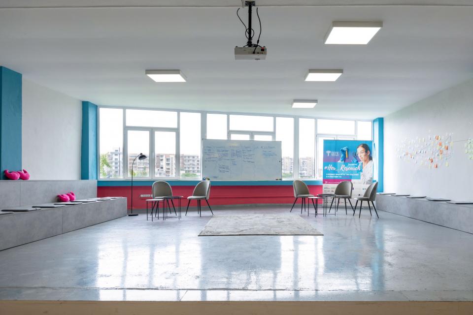 Οι νέοι, σύγχρονα διαμορφωμένοι χώροι του WEHub του ΣΕΓΕ στη Θεσσαλονίκη, μετά τις εργασίες επέκτασης και ανακαίνισης που υλοποιήθηκαν από την HELLENiQ ENERGY.