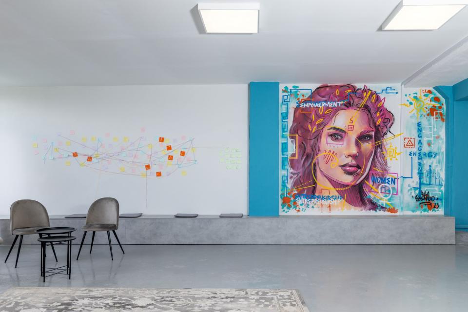  Οι νέοι, σύγχρονα διαμορφωμένοι χώροι του WEHub του ΣΕΓΕ στη Θεσσαλονίκη, μετά τις εργασίες επέκτασης και ανακαίνισης που υλοποιήθηκαν από την HELLENiQ ENERGY. 