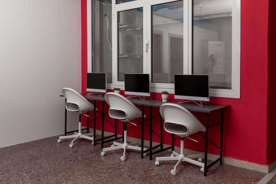  Οι νέοι, σύγχρονα διαμορφωμένοι χώροι του WEHub του ΣΕΓΕ στη Θεσσαλονίκη, μετά τις εργασίες επέκτασης και ανακαίνισης που υλοποιήθηκαν από την HELLENiQ ENERGY. 