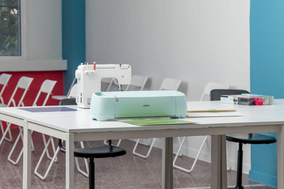  Οι νέοι, σύγχρονα διαμορφωμένοι χώροι του WEHub του ΣΕΓΕ στη Θεσσαλονίκη, μετά τις εργασίες επέκτασης και ανακαίνισης που υλοποιήθηκαν από την HELLENiQ ENERGY.