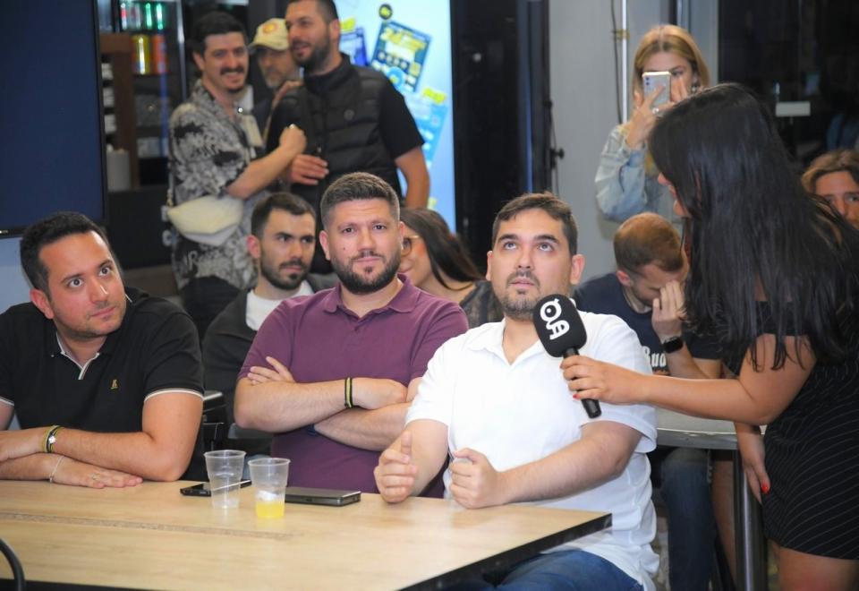   Το κοινό συμμετέχει στο pre-game show απαντώντας σε ερωτήσεις 