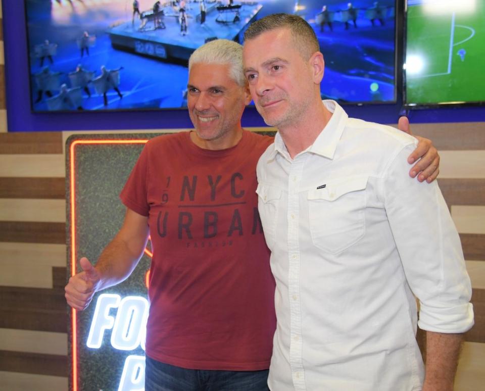   Ο Στέφανος Κοτσόλης φωτογραφήθηκε με τον κόσμο που βρέθηκε στο Αιγάλεω 