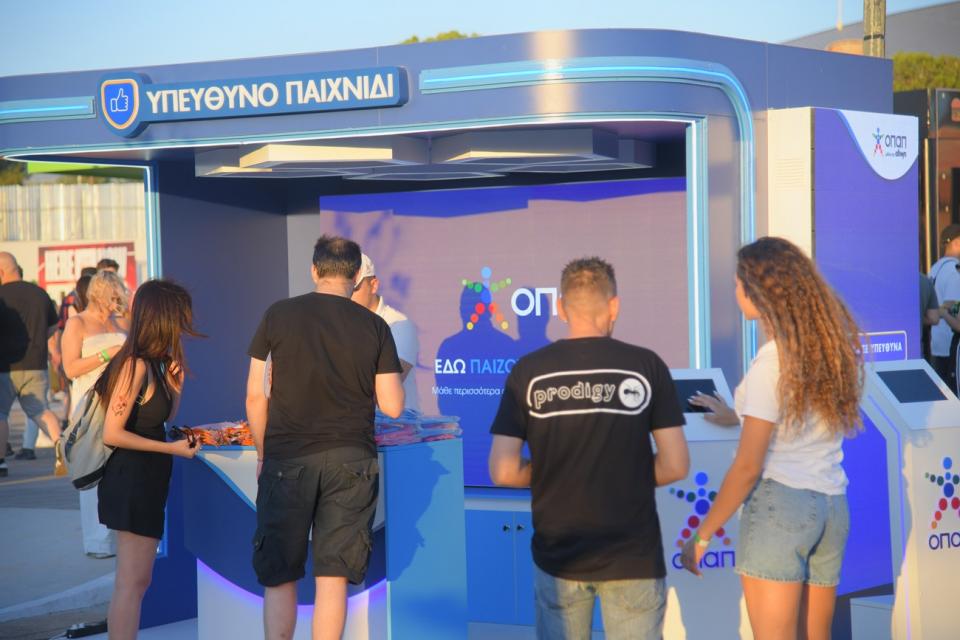  Παρευρισκόμενοι του Release Athens Festival ενημερώνονται για το «Υπεύθυνο Παιχνίδι» 