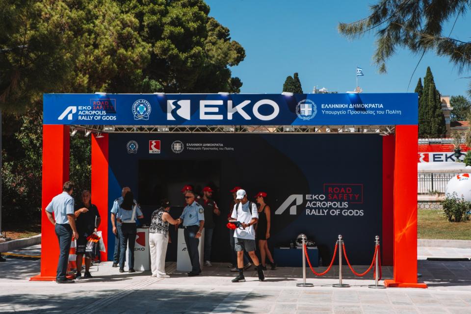 Στο ειδικά διαμορφωμένο περίπτερο του «EKO Ράλλυ Ακρόπολις Road Safety» στελέχη της Τροχαίας απάντησαν σε ερωτήσεις του κοινού για τους κανόνες ασφαλούς οδήγησης.