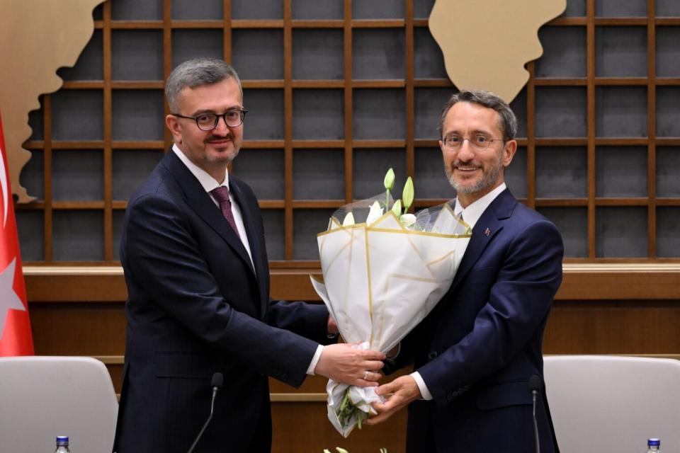  Ο Φαχρετίν Αλτούν (Δεξιά), παραδίδει το γραφείο επικοινωνίας της προεδρίας στον Μπουρχανετίν Ντουράν στην Άγκυρα στις 10 Ιουλίου.