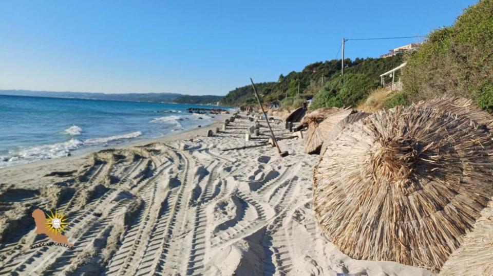 Η παραλία αφότου απομάκρυναν ξαπλώστρες και ομπρέλες (Στην κεντρική φωτό: Η παραλία πριν την απομάκρυνση των αυθαίρετων εγκαταστάσεων)