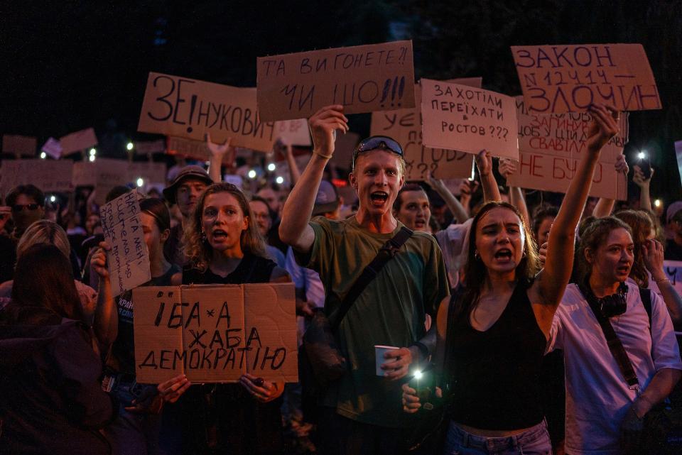 Alex Babenko / AP