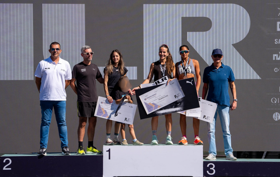   Ο Chief Sales &amp; Marketing OPAP Stores Officer του ΟΠΑΠ, Φώτης Ζησιμόπουλος, με τις τρεις πρώτες αθλήτριες του μεγάλου αγώνα 