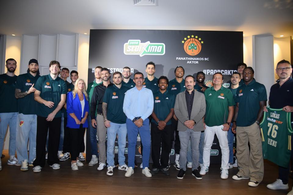  Οι Νίκη Παλάντζα, Pame Stoixima Marketing Community Director, Γιώργος Ζούμας, OPAP Sponsorships Director, Φώτης Ζησιμόπουλος, Chief Sales &amp; Marketing OPAP Stores Officer, Γιάννης Πανόπουλος, OPAP Chief Online Officer και Lukas Antos, OPAP Chief Customer Officer, με τον προπονητή του Παναθηναϊκού AKTOR, Ergin Ataman και τους παίκτες της ομάδας 