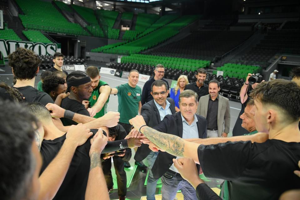  Ο Αναπληρωτής Διευθύνων Σύμβουλος του ΟΠΑΠ, Οδυσσέας Χριστοφόρου, και ο Chief Sales &amp; Marketing OPAP Stores Officer, Φώτης Ζησιμόπουλος, με τους παίκτες και το τεχνικό επιτελείο του Παναθηναϊκού AKTOR 