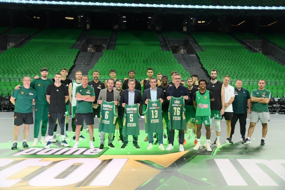  Ergin Ataman, προπονητής Παναθηναϊκού AKTOR, Γιάννης Πανόπουλος, OPAP Chief Online Officer, Οδυσσέας Χριστοφόρου, Αναπληρωτής Διευθύνων Σύμβουλος ΟΠΑΠ, Φώτης Ζησιμόπουλος, Chief Sales &amp; Marketing OPAP Stores Officer, και Lukas Antos, OPAP Chief Customer Officer, με την ομάδα του Παναθηναϊκού AKTOR 