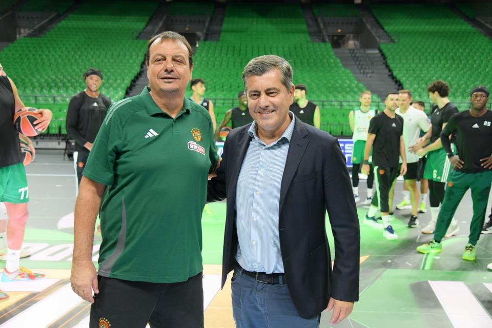   Ο προπονητής του Παναθηναϊκού AKTOR, Ergin Ataman, με τον Αναπληρωτή Διευθύνοντα Σύμβουλο του ΟΠΑΠ, Οδυσσέα Χριστοφόρου 