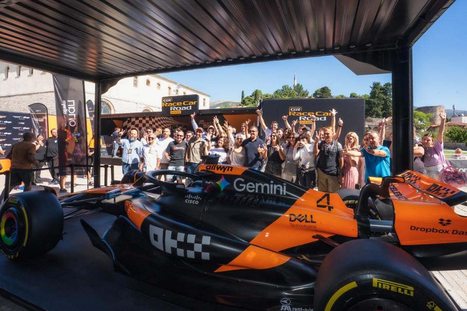  &nbsp;Η ομάδα του ΟΠΑΠ με το&nbsp;showcar&nbsp;της McLaren F1 Team 