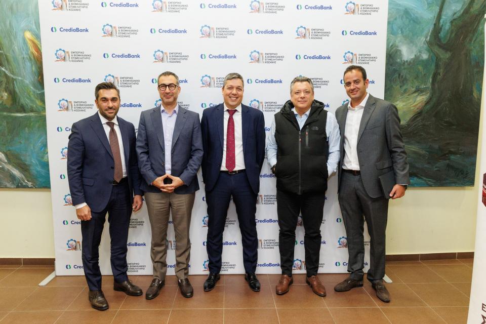  Οι ομιλητές του 2ου πάνελ της Ημερίδας: κ. Μάριος Βουγιούκας, Διευθυντής SB Strategy | CVM &amp; CX CrediaBank, κ. Απόστολος Σίσκος, Πρόεδρος ΔΣ ENVIROMETRICS, Μέλος ΔΣ ΕΒΕΑ και Υπεύθυνος Τομέα Περιβάλλοντος, Κλιματικής Κρίσης και Εταιρικής Κοινωνικής Ευθύνης, κ. Μιχάλης Ορφανάκος, Διευθυντής - Επικεφαλής Corporate Banking Middle Office CrediaBank, κ. Λεωνίδας Τραυλός, Μηχανολόγος – Μηχανικός &amp; Project Manager, Energy Lines Engineering με τον συντονιστή Νίκο Υποφάντη 