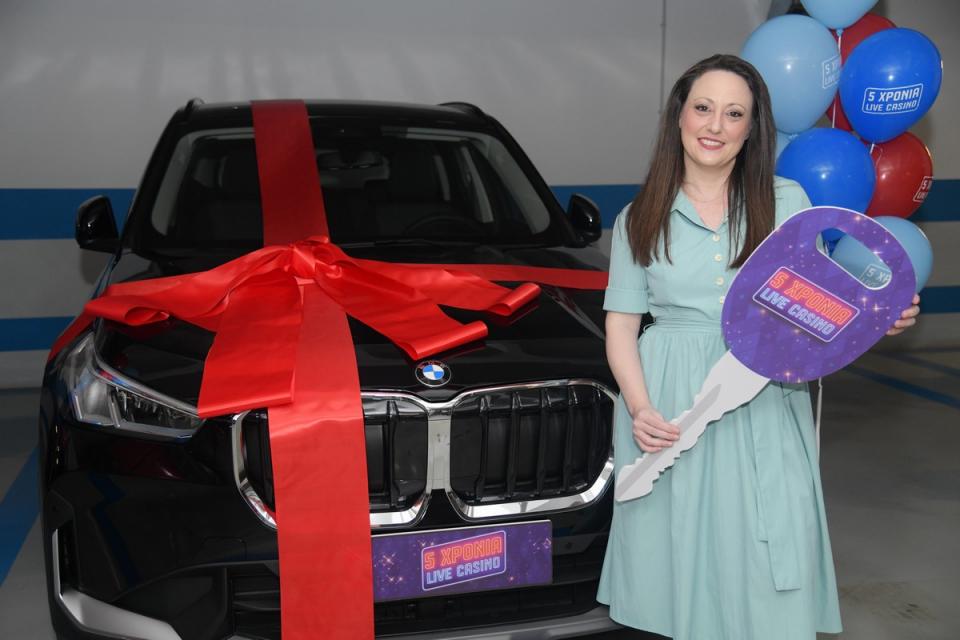  Η νικήτρια Α. Δημητρίου με το αυτοκίνητο που κέρδισε στον διαγωνισμό για τα 5 χρόνια του live casino του Pamestoixima.gr 