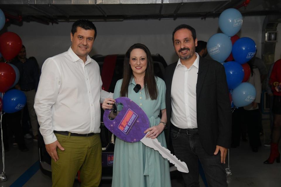  Ο Online Non Exclusive Products Director του ΟΠΑΠ, Γιώργος Ανέστης (αριστερά) και ο Chief Online Officer του ΟΠΑΠ, Γιάννης Πανόπουλος (δεξιά) με τη νικήτρια 