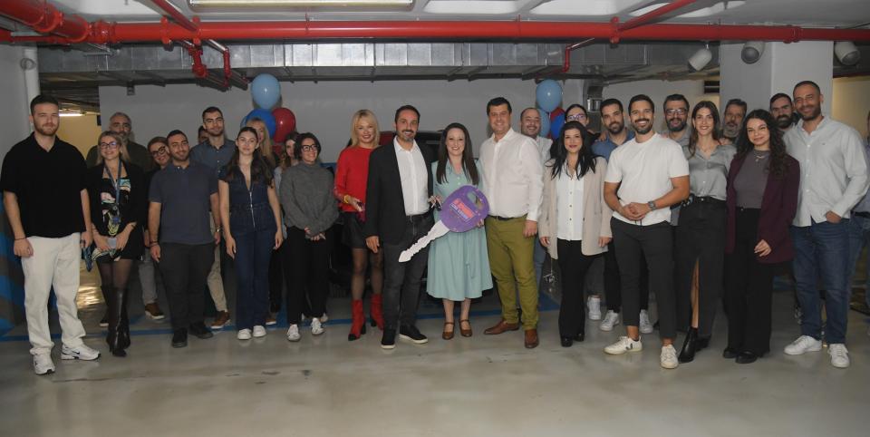  Η ομάδα του ΟΠΑΠ με τη νικήτρια του διαγωνισμού για τα 5 χρόνια του live casino του Pamestoixima.gr 