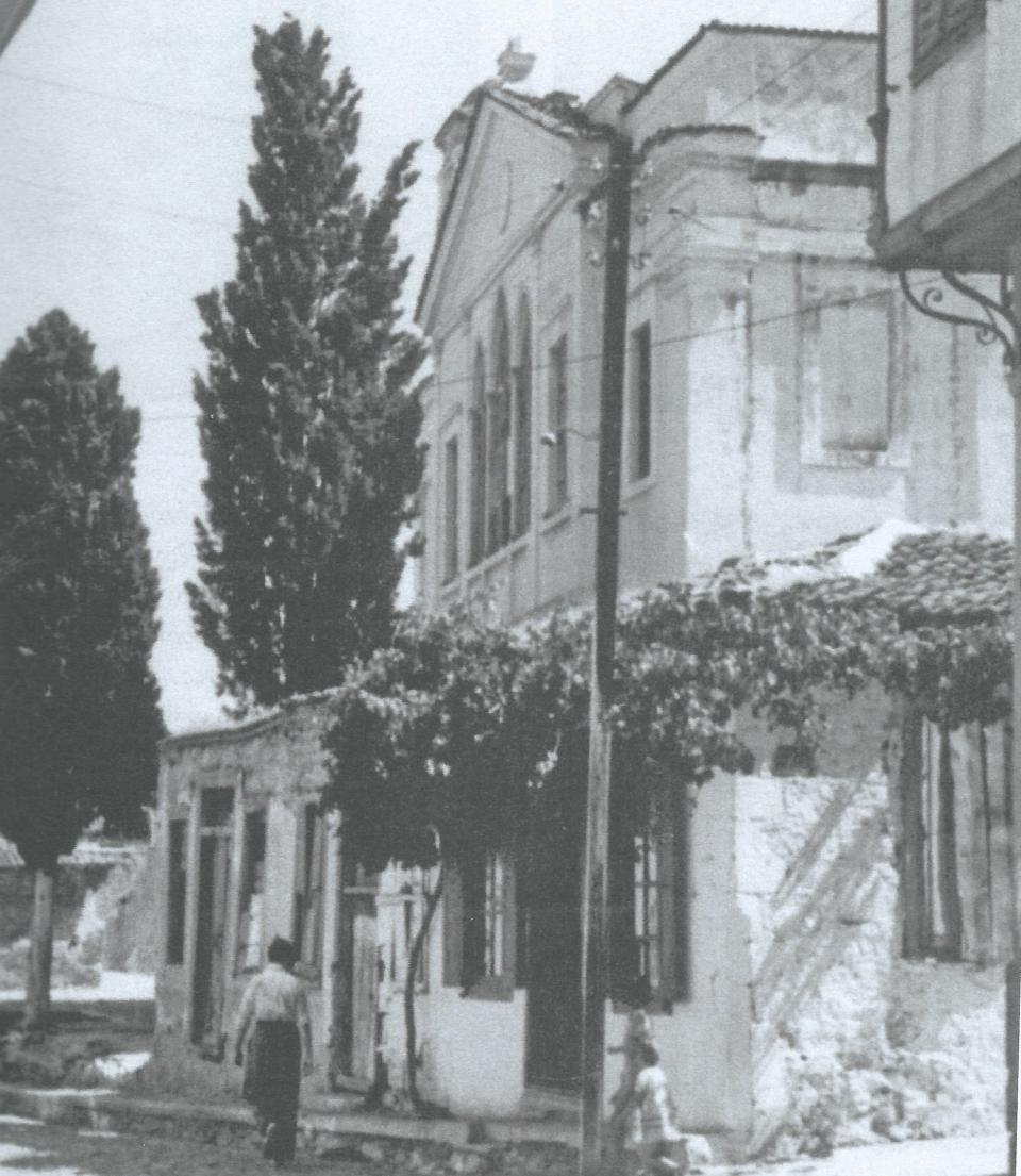 Ο Άγιος Νικόλαος σαν Μπιμπερλί τζαμί κατεστραμμένος από το σεισμό. Φωτογραφία Ε. Παράσχου το 1952. Λίγο πριν κατεδαφιστεί. (Από «το Αϊβαλί» του Δημητρού Ψαρρού)