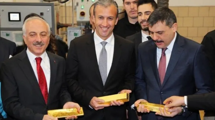 Στις 17 Ιανουαρίου 2019, ο Ταρέκ Ελ Αϊσάμι (στο κέντρο), τότε αντιπρόεδρος της Βενεζουέλας αρμόδιος για τις οικονομικές υποθέσεις, επισκέφθηκε το διυλιστήριο χρυσού του Ομίλου Ahlatci στην Τσορούμ. 