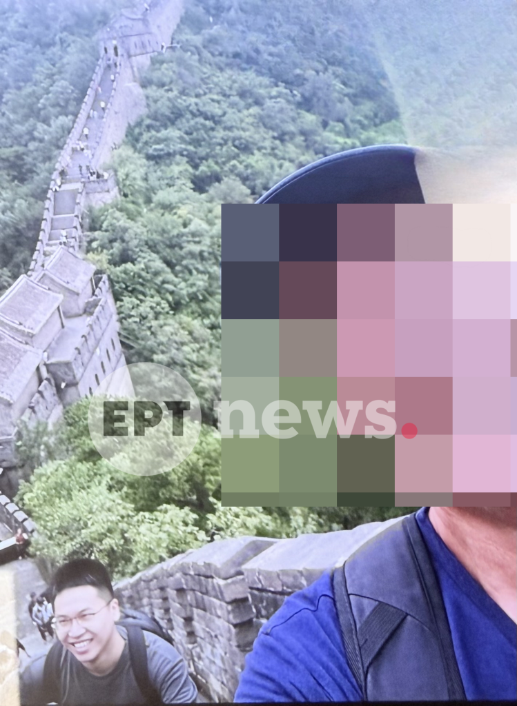  Ο σμήναρχος που κατηγορείται για κατασκοπεία με τον στρατοτολογητή του, Στίβεν, στο Σινικό τείχος το 2024 - ERTnews