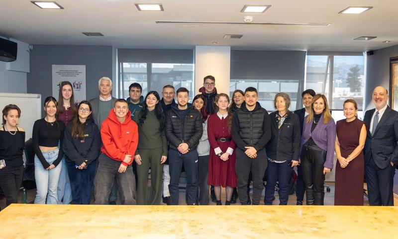 Οι μαθητές του 3ου Ε.Κ. Αμαρουσίου, που συμμετέχουν στο παγκόσμιο μαθητικό πρόγραμμα επιχειρηματικότητας του JA Greece, μαζί με τους καθηγητές τους, τον CEO του Ομίλου Antenna, Henning Tewes, την Γιολάντα Κουρασμενάκη, Chief Human Resources Officer, την Θέτις Γούλιου, Chief Business Strategy and AI Officer και τον Αιμίλιο Κυριάκου, Πρόεδρο Δ.Σ. του JA Greece και Διευθύνοντα Σύμβουλο, καθώς και Επικεφαλής Επιχειρηματικής Τραπεζικής, Citi Ελλάδος, Μάλτας και Κύπρου.