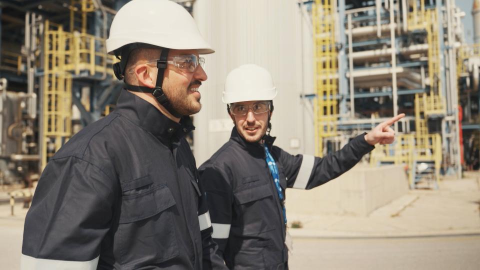  Νέοι επαγγελματίες, σε βιομηχανικούς χώρους όπου η θεωρία γίνεται πράξη 