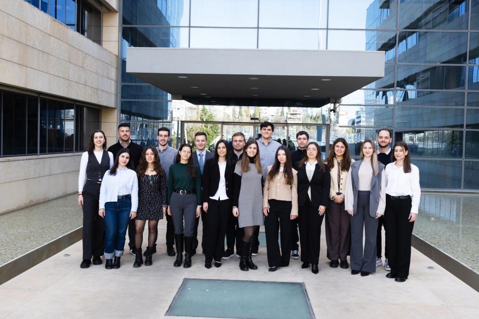  Οι Empowering Future Leaders στην είσοδο των κεντρικών γραφείων της HELLENiQ ENERGY 